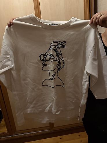 Ağ rəngli qadın köynəyi (T-shirt) - Ön hissədə tək xətt üslubunda