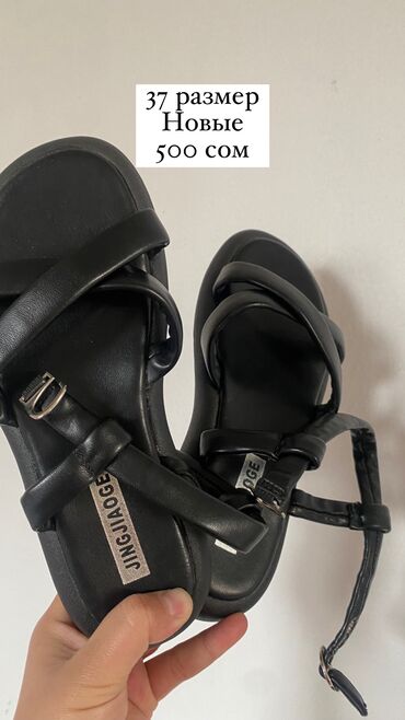 черная обувь: Босоножки новые 37 размер 500 сом мягкие сидят отлично
