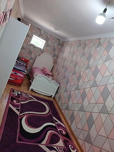 Qonaq otağı dəstləri: Təsvir: - Zövqlü şəkildə yığılmış, işıqlı zal: divar kağızları, tavan — 11
