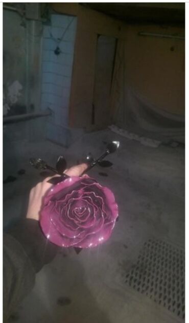 подарок другу: Продам розу из металла. Цвет розы фиолетовый, лепестки чёрного цвета
