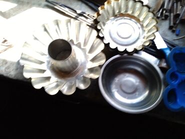 Наборы посуды: Набор разнообразной кухонной утвари, включающий эмалированные — 11