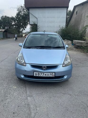 мини электромобиль: Хэтчбек Honda Fit в голубом цвете. Автомобиль оснащен четырьмя дверями