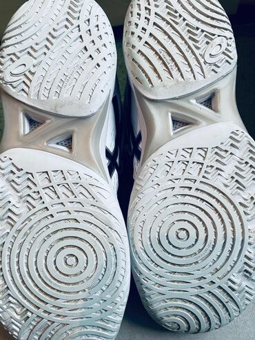 Кроссовки и спортивная обувь: Продаю почти новые волейбольные кроссовки 💯 оригинальные Модель ASICS