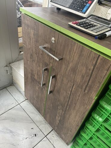 Оборудование для магазинов: Mağaza/kassa üçün iş masası və dolab komplekti ve terezı - Material