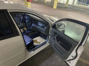 Digər avtomobillər: Ağ rəngdə sedan avtomobil Xüsusiyyətlər: - Kuzov: 4 qapılı sedan, ağ — 17