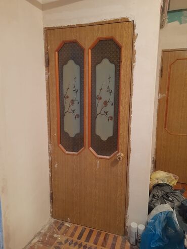 ev ucun qapılar: Taxtadan hazırlanmış, şüşəli hissələri olan qapı. Qapının şüşə
