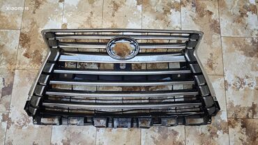 Yan və salon güzgüləri: Lexus avtomobili üçün xrom örtüklü radiator barmaqlığıdı. Barmaqlıq