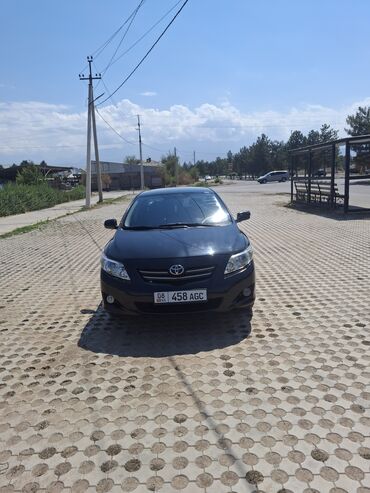 шины диски 13: Черный седан Toyota Corolla с легкосплавными дисками и тонированными