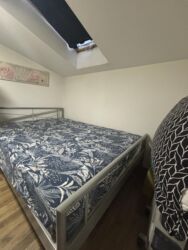 Kreveti: Metalni ram kreveta sa uzglavljem, sa dušekom. - Dimenzije — 6