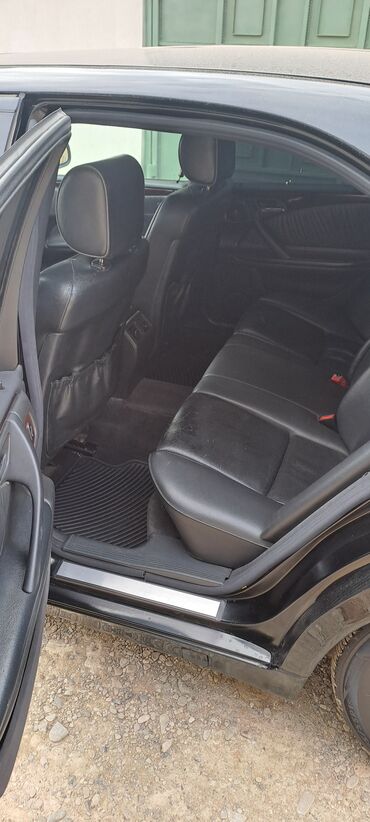 Mercedes-Benz: Mercedes-Benz E-Class (W210), qara rəng, sedan kuzov. Xarici — 13