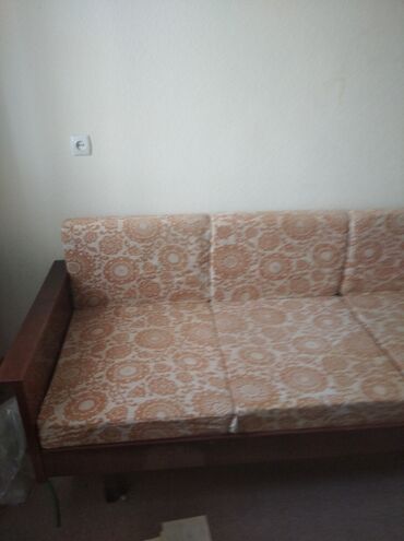 с мебелью: Продается раздвижной диван для дачи