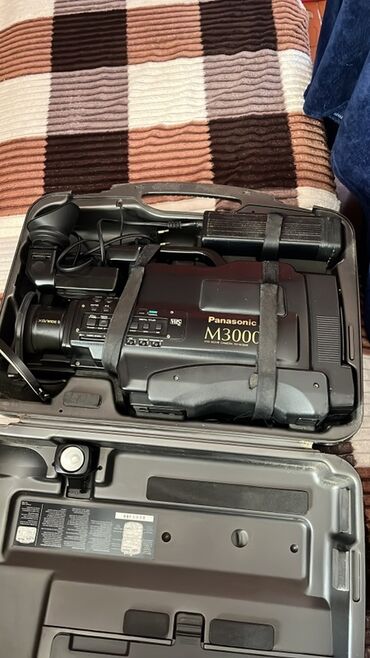 panasonic mikrodalga: Panasonic M3000 VHS-C videokamera – orijinal sərt daşıma çantası ilə