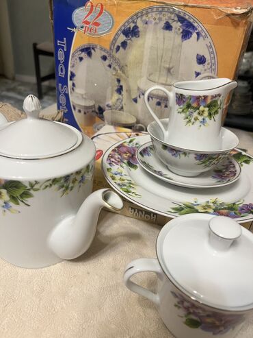 бу чайник: Сервиз чайный. Пиалки. Не пользовались ни разу. Торг уместен