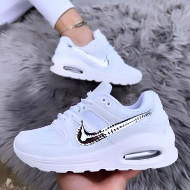 Patike: Nike air max command patike

Novo
Brojevi 36 do 41 — 7