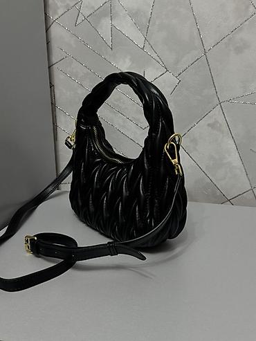 Сумки: Сумка под miu miu Особенности: - Компактная форма хобо - Плетеная — 2