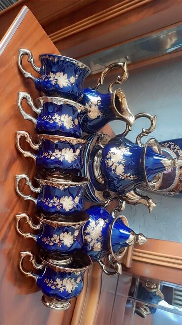 sari qizil komplekt: Goy cay desti 30 azn,Sari Kaffe desti.25 azn