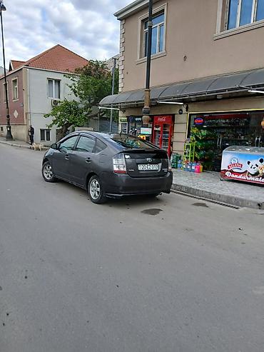Toyota: Toyota Prius – hibrid hetçbek - Rəng: tünd boz (metallik) - Kuzov: 5 — 5