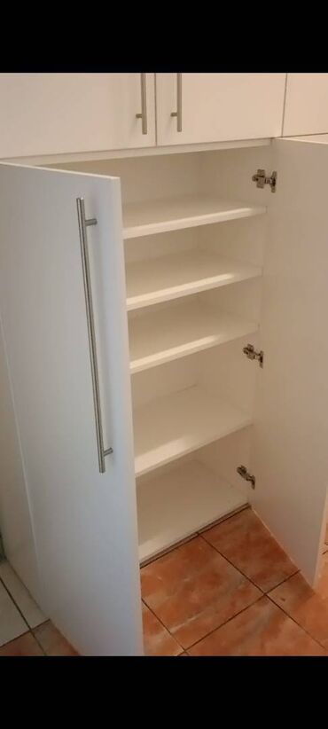 Ormari: Ormari se izradjuju od Univera debljine 18mm u belom dekoru — 2