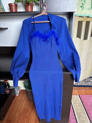 бишкек платья больших размеров: Вечернее платье, Классическое, Длинная модель, С рукавами, Перья, L (EU 40)