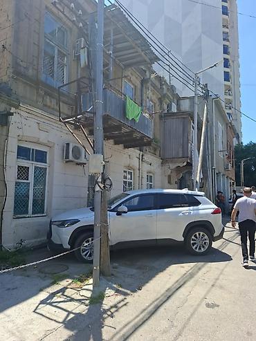 azadliq ev: Seherin merkezinde. 28 may metrosunun teze cixisinin yaxinliginda — 10