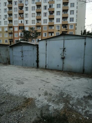 Qaraj satılır: Sumqayıt 10 mkr. Qaraj satilir hündürlüyü 2.10 Eni 4 metr uzunluğu 6 — 2