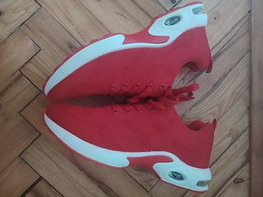 bele nike patike: Crvene sportske patike sa vazdušnim jastukom u đonu Ug 24 cm - Model — 2