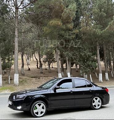 sedan avtomobil: Model: Sedan (qara rəng), 4 qapı Xüsusiyyətlər: - Aqressiv dizaynlı — 4