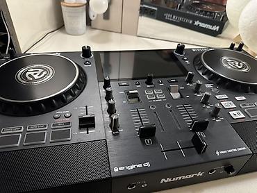 Kontrollerlər: Numark Mixstream Pro+ — müstəqil DJ kontroleri Xüsusiyyətlər: - 2 — 4