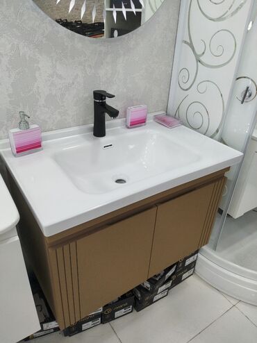 Ağ rəngli, düzbucaqlı formalı keramika lavabo, qəhvəyi rəngli