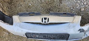 Передний бампер Honda цивик 2002 эмблемой и штатной решёткой/рамкой