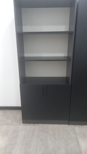 Masa və oturacaq dəstləri: Ofis mebelləri dəsti Tərkib: - Direktor masası: qara rəngdə, geniş iş — 9