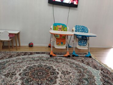 Yemək masaları, oturacaqları: Uşaq yemək stulu (2 ədəd birlikdə) - Rənglər: narıncı-ağ və mavi-ağ -