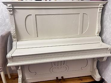 мини пианино: Ağ rəngdə klassik üslublu pianino – upright model. Korpus boydan‑boya — 2