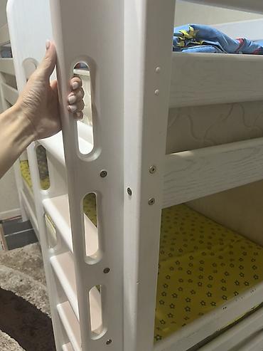 мамка папка: Двухъярусная детская кровать из массива (похоже на сосну) в белом — 4