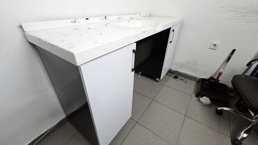 Мойдодыры: Ağ rəngli, mərmər naxışlı mətbəx lavabosu və iki yan dolabı olan masa