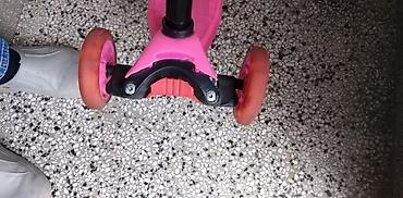tosca blu patike: Trotinet Scooter sa cetiri tocka – dva napred i dva pozadi koji svetle — 5