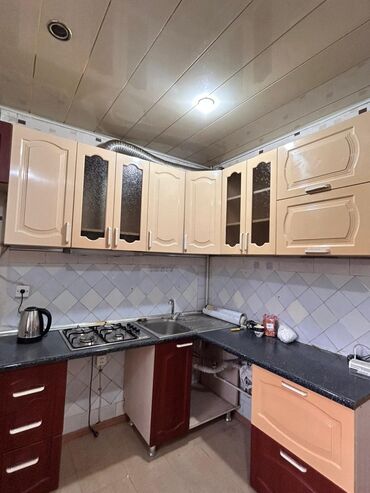 2ci el metbex mebel: Mətbəx mebeli 1.60x1.40 ölçülü,üzərində qaz peçi,asperator olmaqla