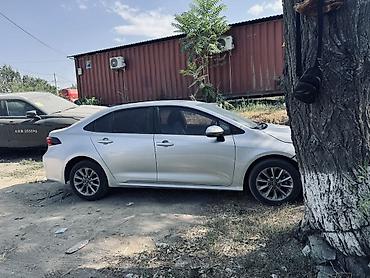 byd e1: Toyota Corolla: 2021 г., 1.8 л, Вариатор, Гибрид, Седан — 2