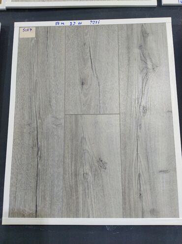 Linoleum: Ağac teksturalı laminat döşəmə paneli - Rəng: açıq-boz, təbii ağac
