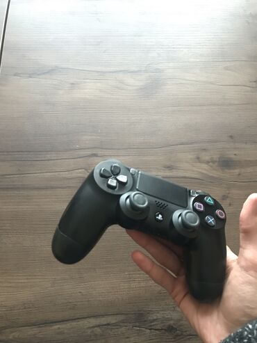 nikon şunuru: Orginal DUALSHOCK4 playstationun öz üzərindəki pultdur.Titrəşim, səs