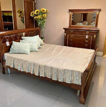 подушки декор: Покрывало атласное на кровать 160 см, - Б/У - 1300 сом, подушки