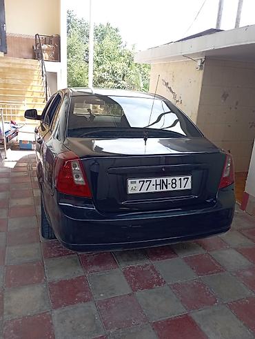 15 38 təkər: Sedan avtomobil – qara rəng, 4 qapı, arxa ötürücülü. Nömrə: 77-HN-817 — 2