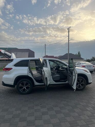 аутлендер оутлендер аиртрек айртрек: Белый внедорожник Toyota Highlander с открытыми дверьми и багажником