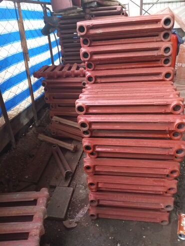 Радиаторы: Секции чугунных радиаторов отопления в большом количестве. Подходят — 6