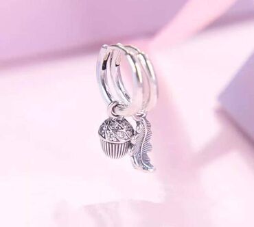 Minđuše: Pandora minđuše
Dobija se u kutijici
Cena:2000din — 2