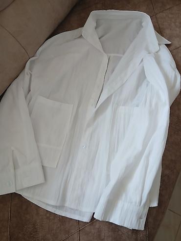 Bela košulja sa dugmadima i kragnom klasičnog kroja. - Materijal — 1