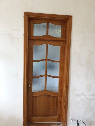 Darvazalar: 4 ədəd düyünsüz qapıdı 1inin şüşəsi sınıb bir tərəfin Qulpları yaxşı