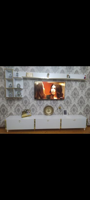 Ev üçün mebel: Yeni, Düz TV altlığı, Polkalı, Laminat, Rusiya