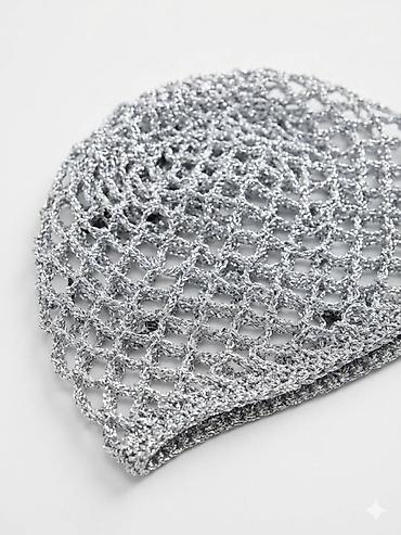 baş örtüsü: Gümüşü rəngli, tor naxışlı toxunma baş örtüyü (beanie-style). - — 1