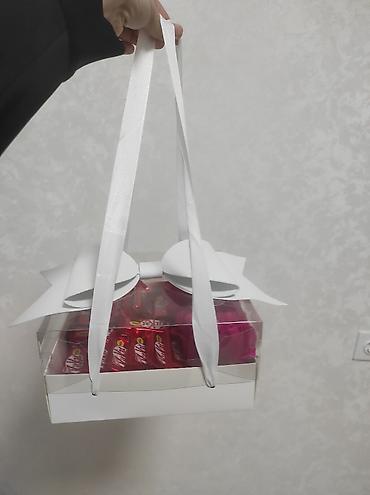hediyyelik qutu: Hədiyyə şakalat qutusu – KitKat mini şokoladlı kompozisiya və güllər — 2